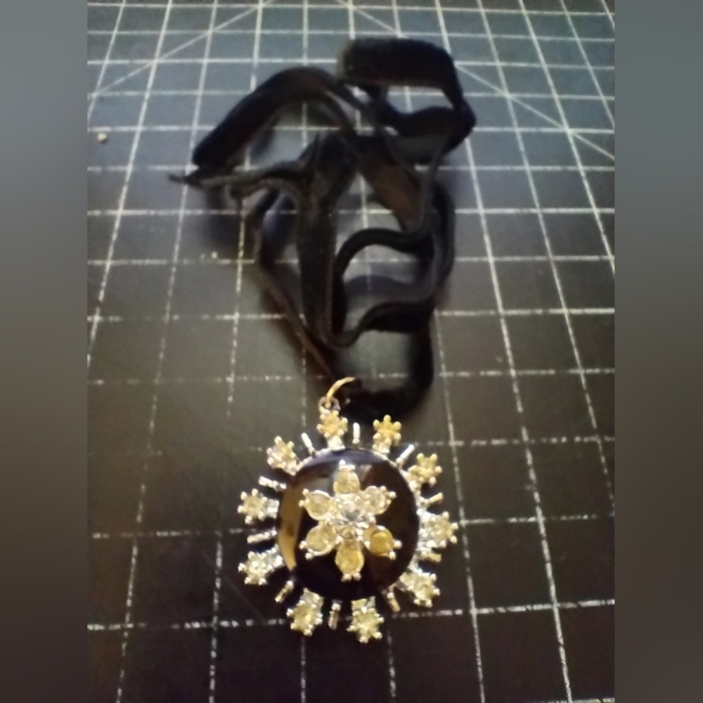 Vintage Snowflake Jet Black Choker & Earrings Set, Screw Backs, Velvet R… - Picture 2 of 6